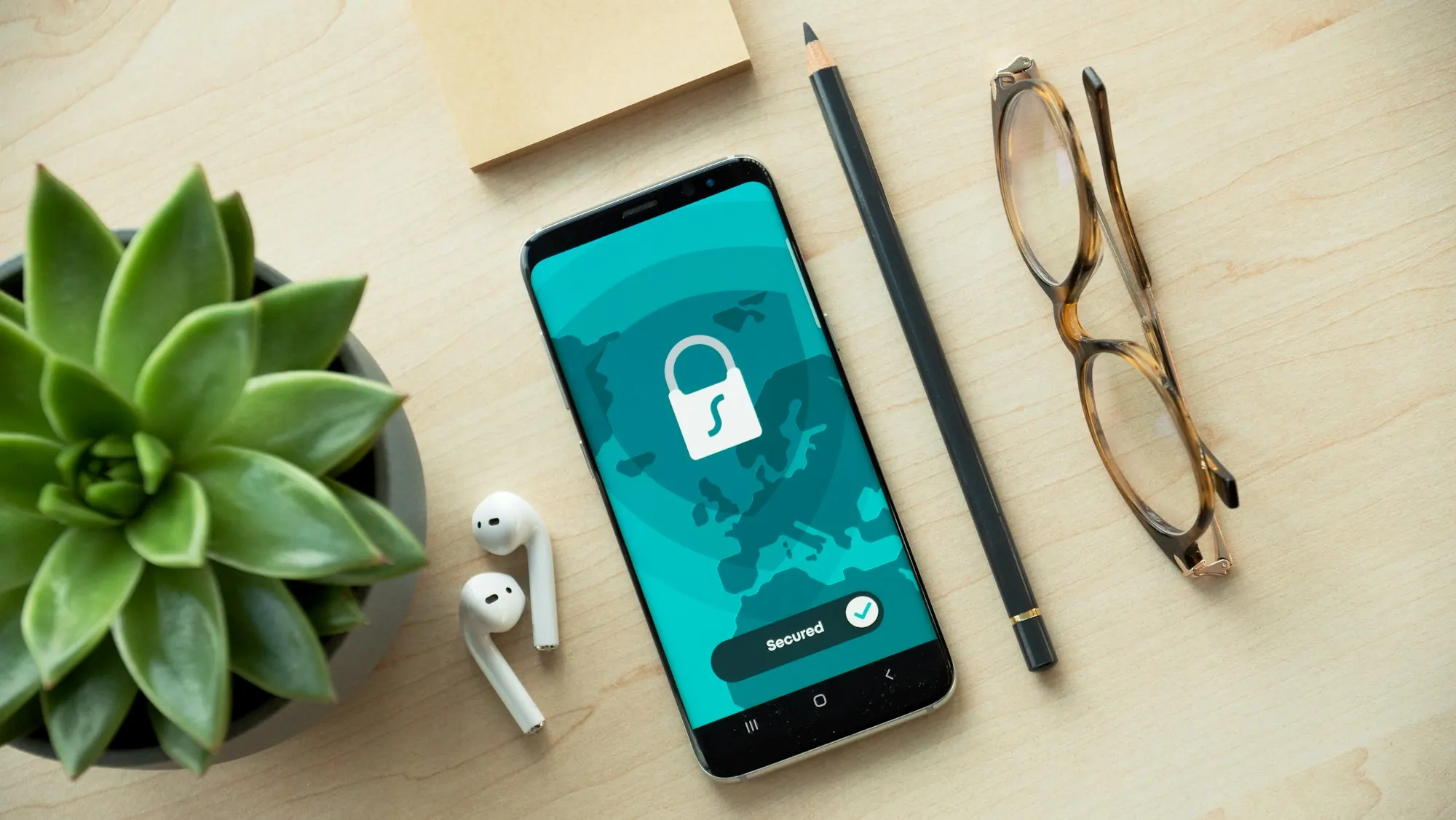Celular con un candado y el mensaje Secured, representando la protección permanente de un sitio web